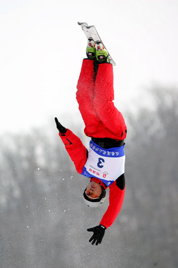 瞬间解读:选手动作流畅,速度超群 瞬间解读:选手动作流畅,速度超群