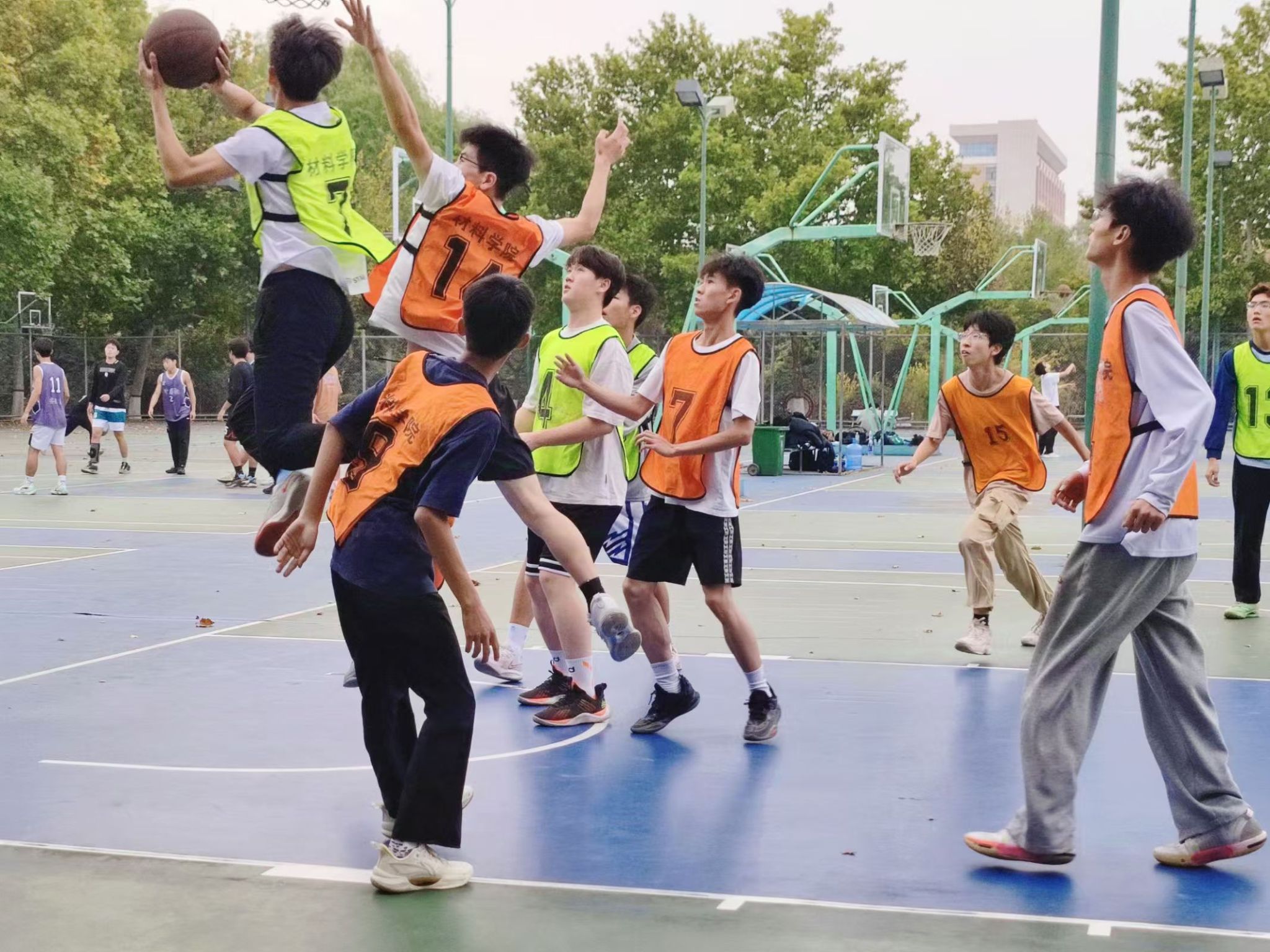 爱游戏官网app-篮球比赛中球员们的高难度运球技巧令人惊叹