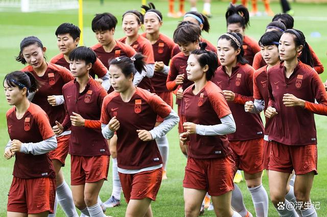 爱游戏app下载地址-包含女足比赛赛场上争斗激烈，球员拼尽全力的词条