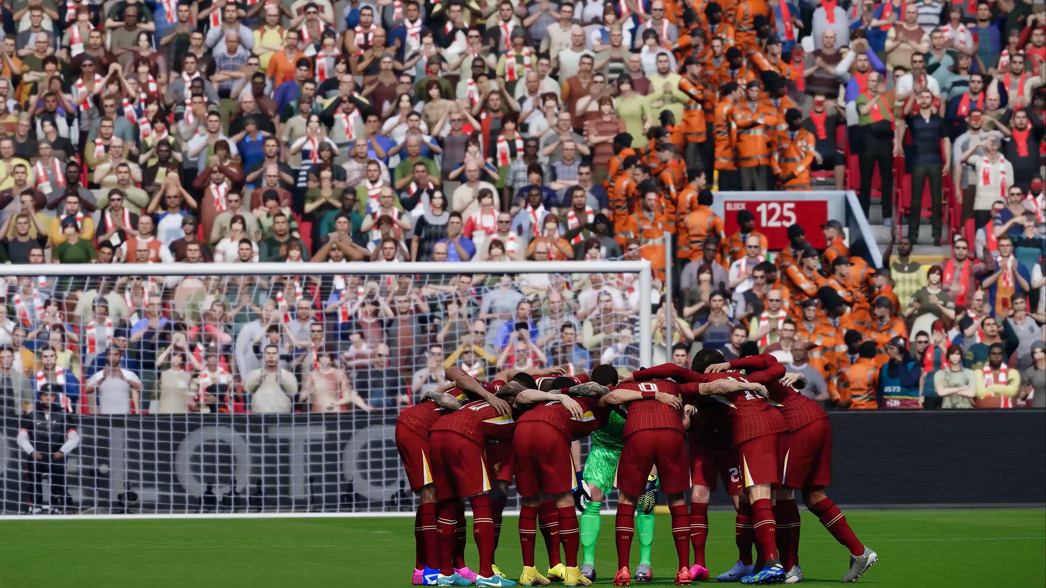 足球赛场上场面紧张激烈,各队拼尽全力争夺 足球赛场上场面紧张激烈,各队拼尽全力争夺