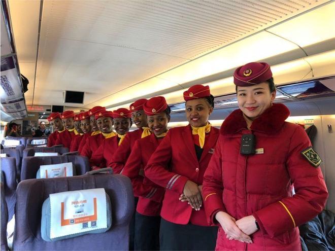 卢旺达滑雪选手破纪录,成功登顶 卢旺达滑雪选手破纪录,成功登顶