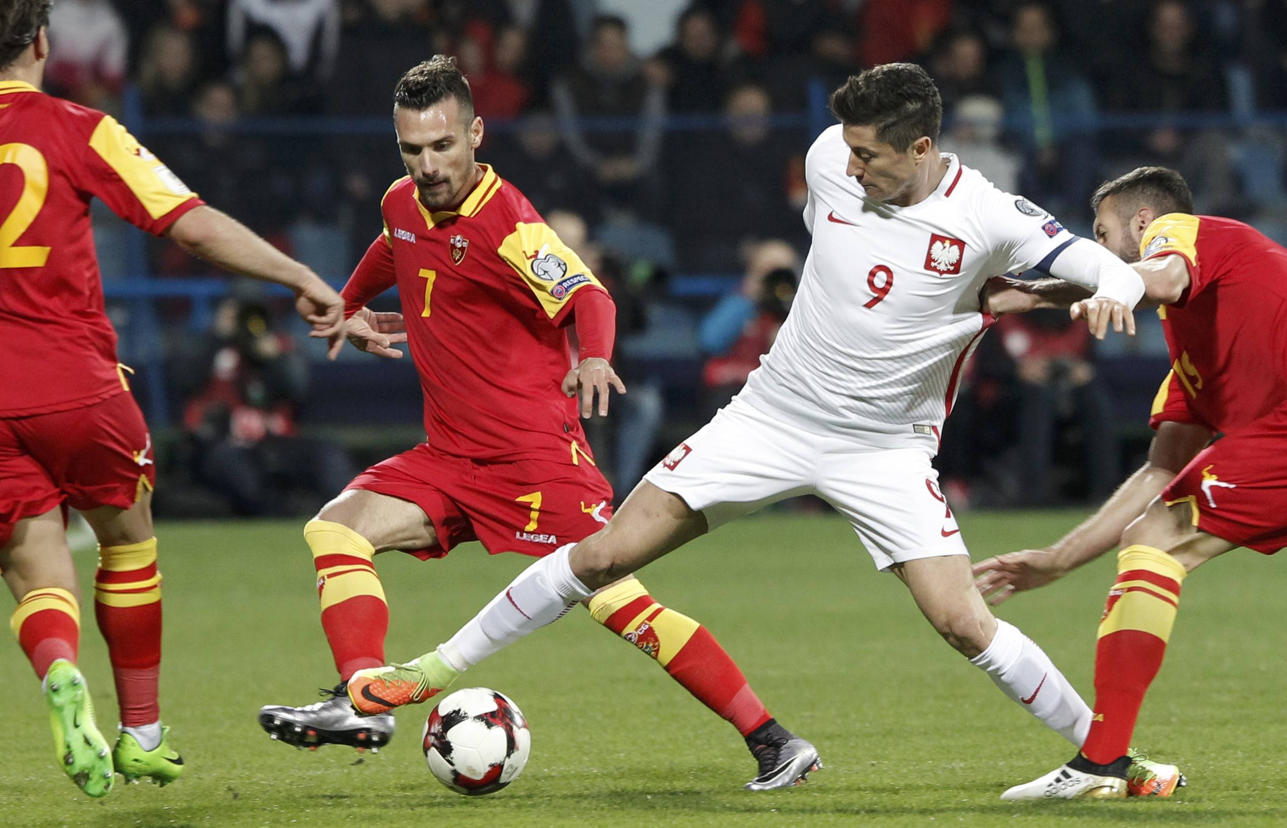 波兰足球队在国际比赛中大获全胜