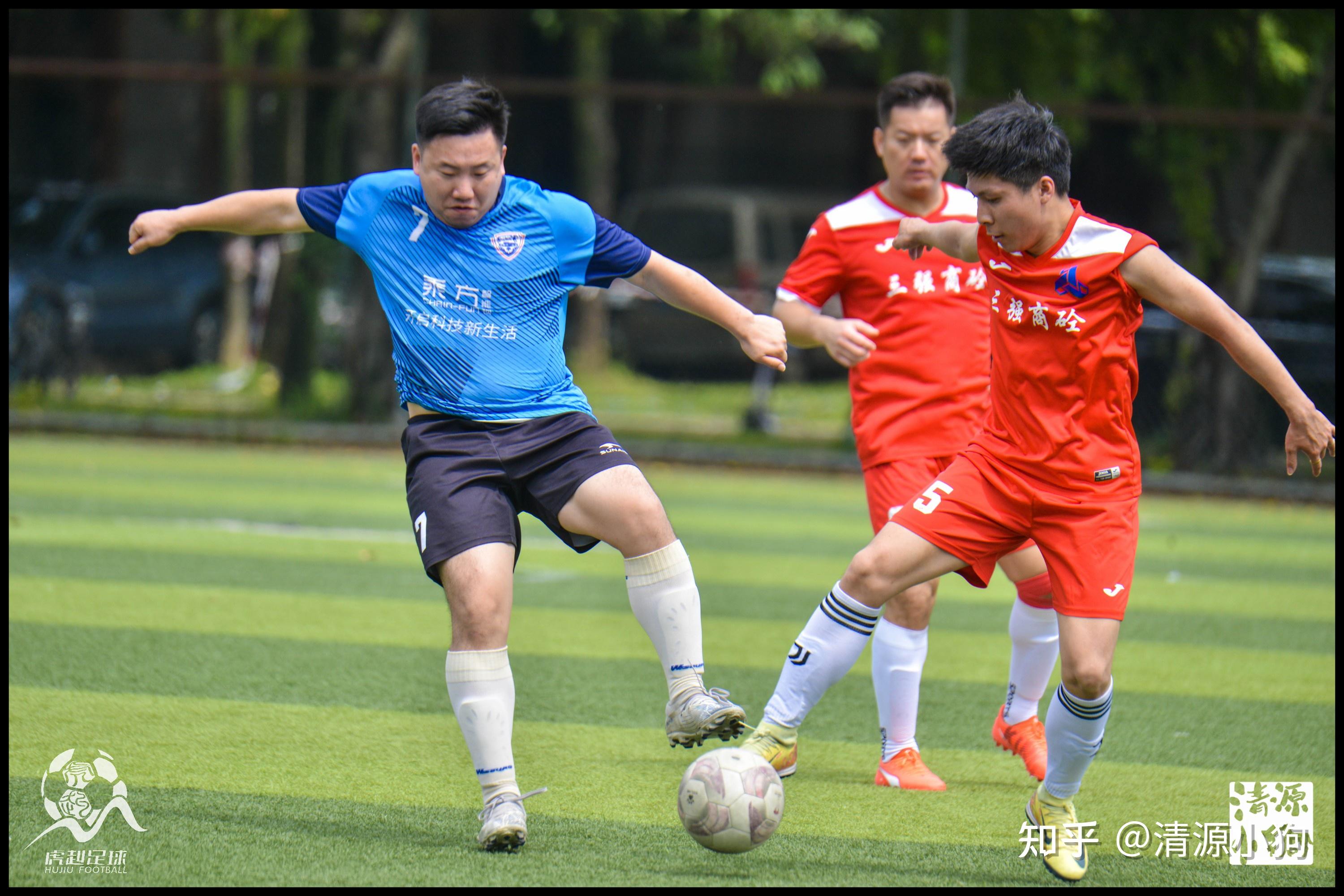 爱游戏官方登录入口-足球联赛强强对决即将上演，球员备战状态高涨