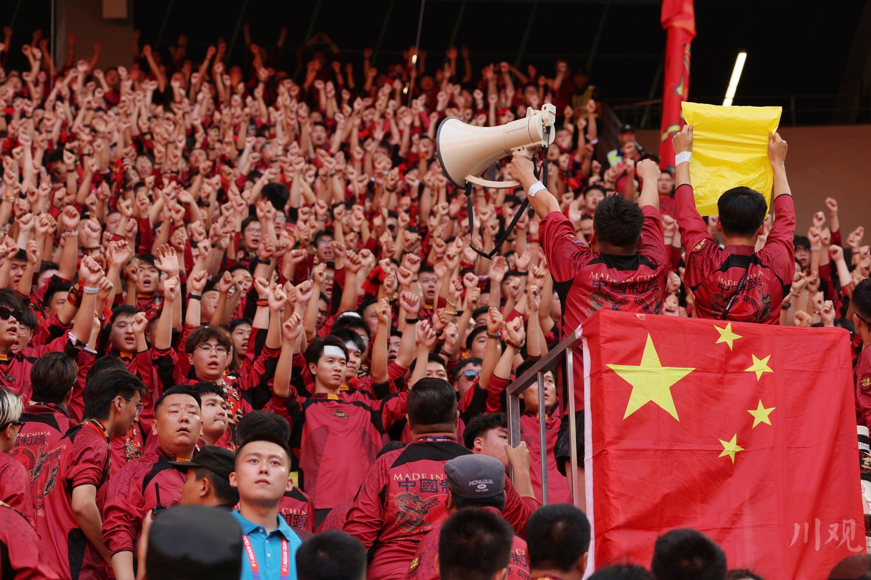 爱游戏视频-足球明星在赛场上展现出色表现，赢得阵阵掌声