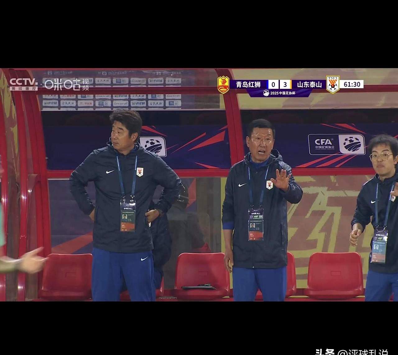 比赛中球员表现出色,为球队赢得胜利 比赛中球员表现出色,为球队赢得胜利