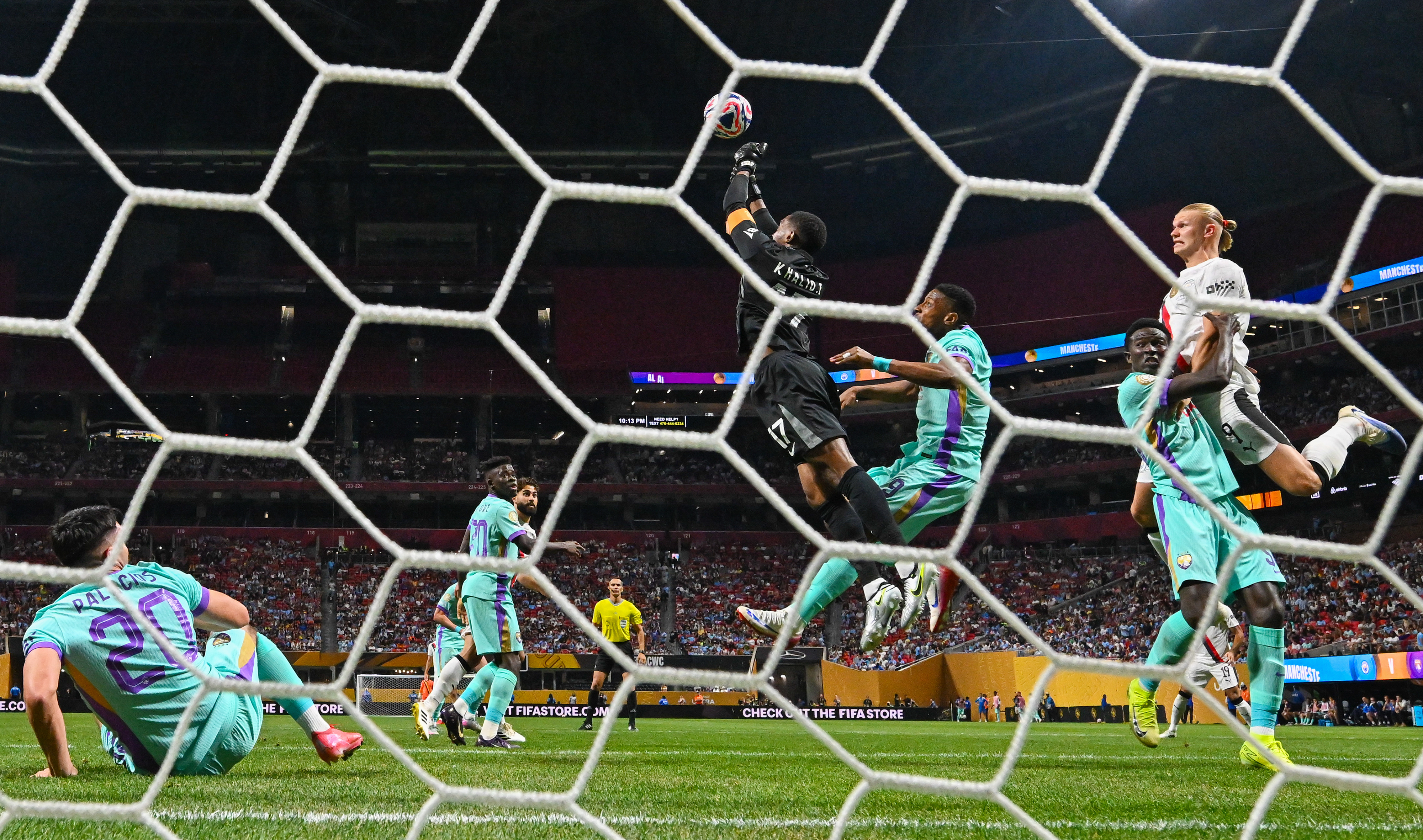 足球比赛场上技战术纷呈，赛况备受瞩目