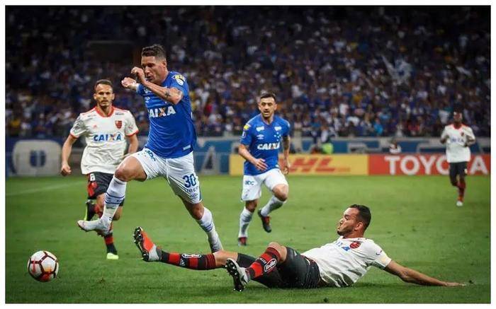 足球强队交锋现场热闹非凡,势均力敌的简单介绍 足球强队交锋现场热闹非凡,势均力敌的简单介绍