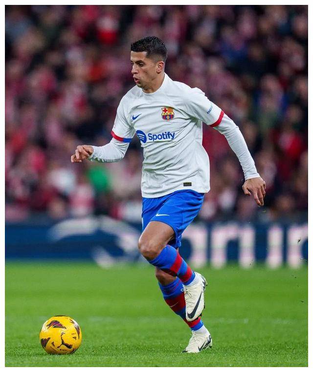 爱游戏app下载地址-雄鹿实现横扫对手，内外线协同进攻全面展现