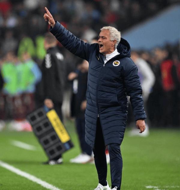 爱游戏电竞-曼联后防线困境不断，穆里尼奥考虑引进新血