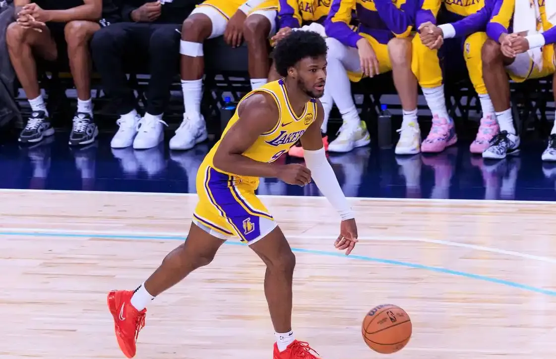 爱游戏注册-关于湖人后卫布朗受伤，将缺席接下来的几场比赛的信息