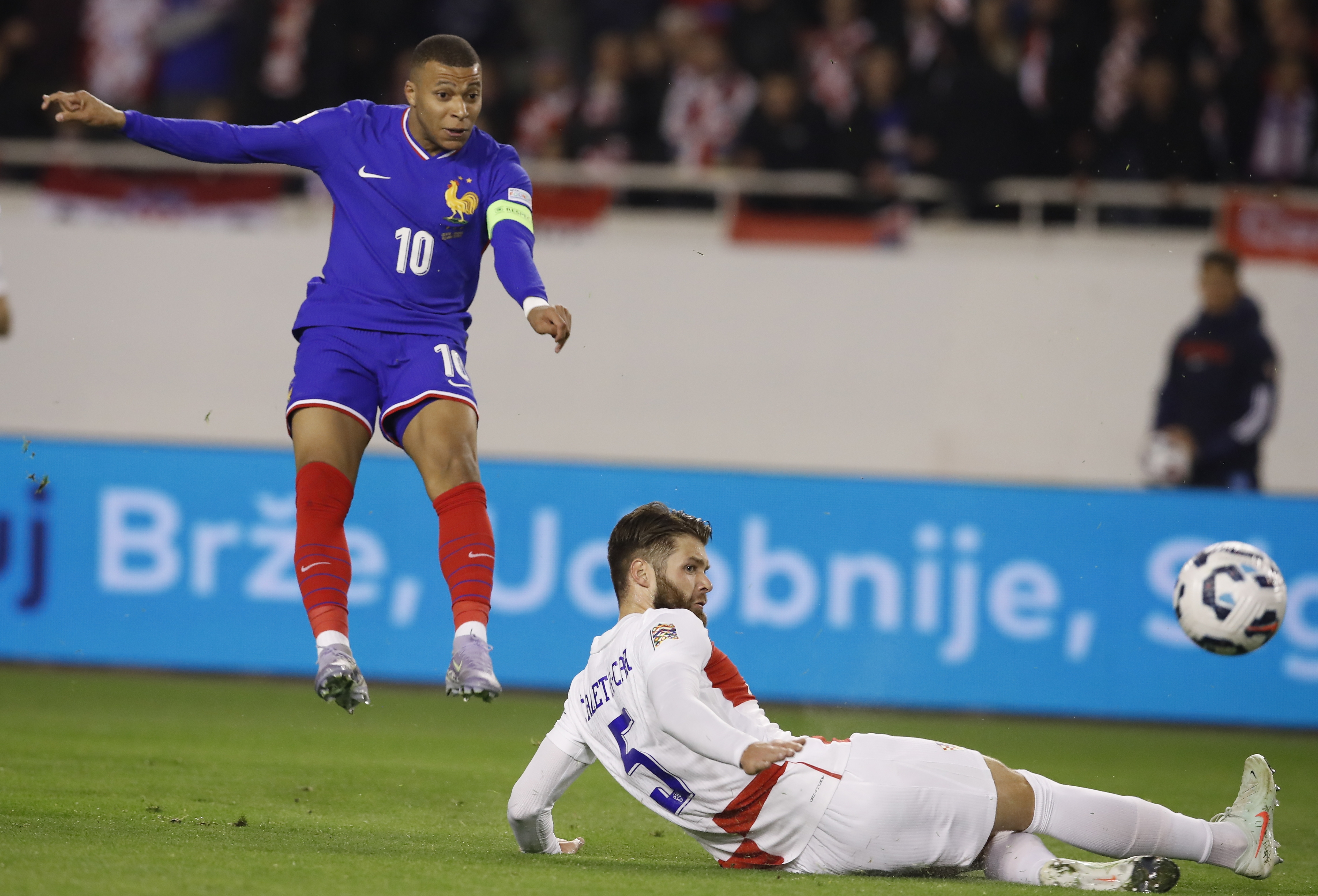 荷兰击败克罗地亚晋级欧洲足球巅峰对决 荷兰击败克罗地亚晋级欧洲足球巅峰对决