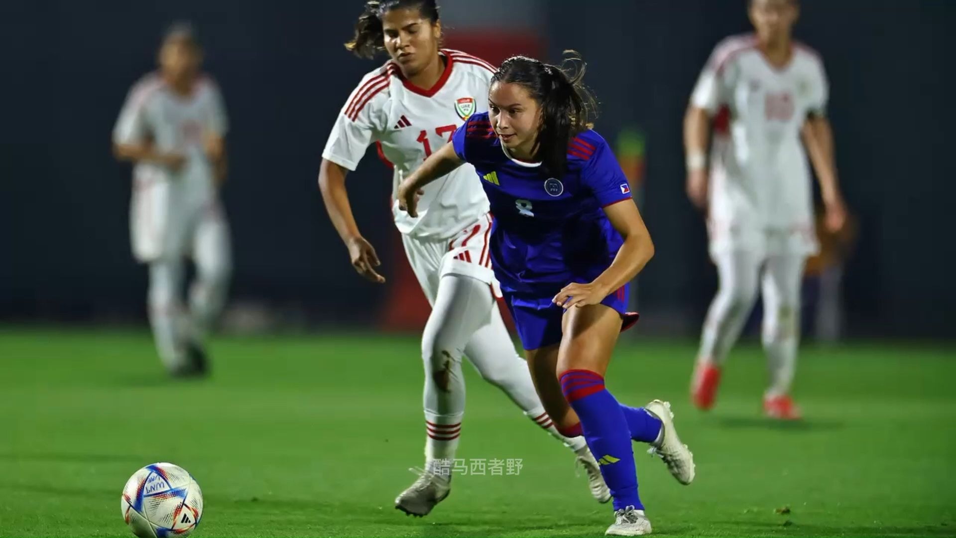 爱游戏app下载-世界各地热火朝天的女足比赛，掀起球迷狂潮