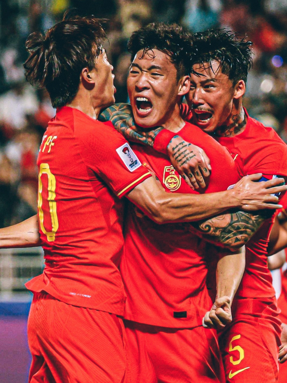 足球盛宴中体现的激烈竞争和团队精神