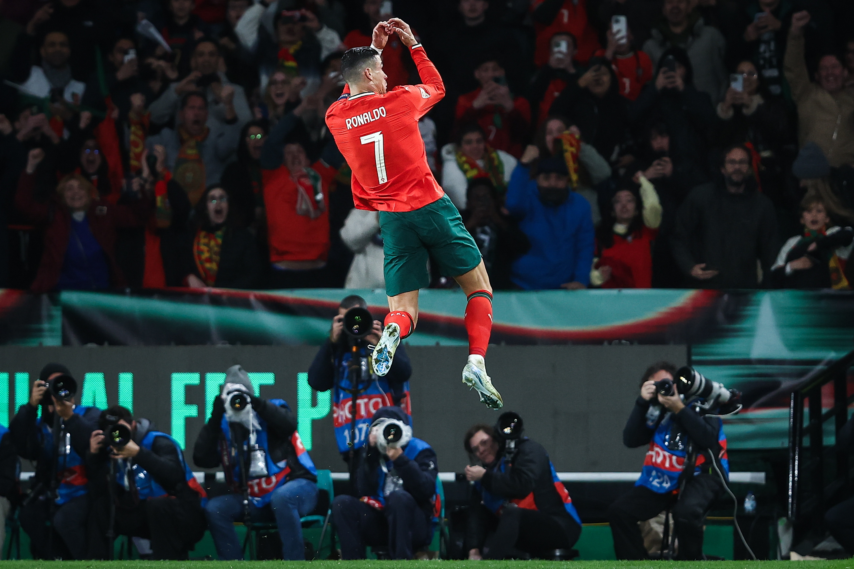 爱游戏注册-欧国联比赛开踢，各队挑战冠军霸权的简单介绍