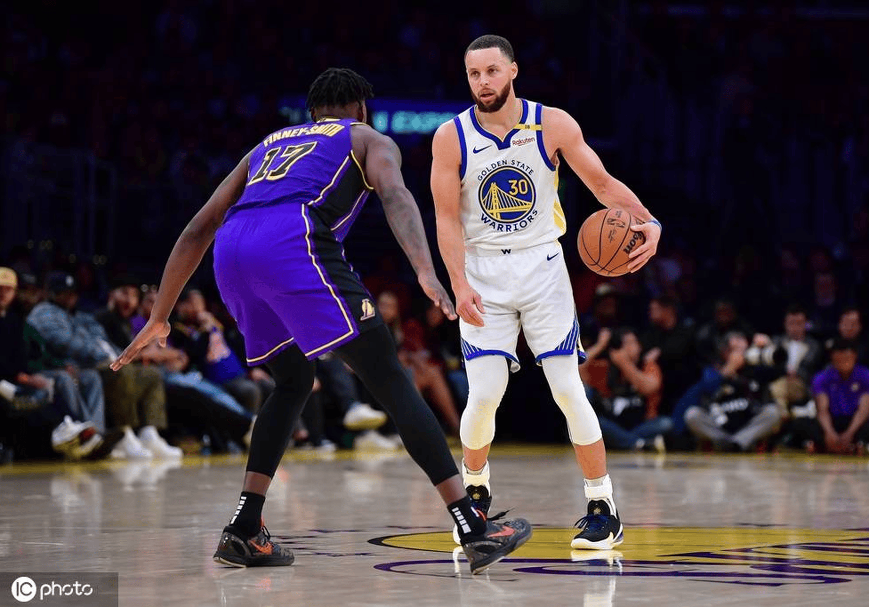 勇士主场不敌骑士，库里空砍三分